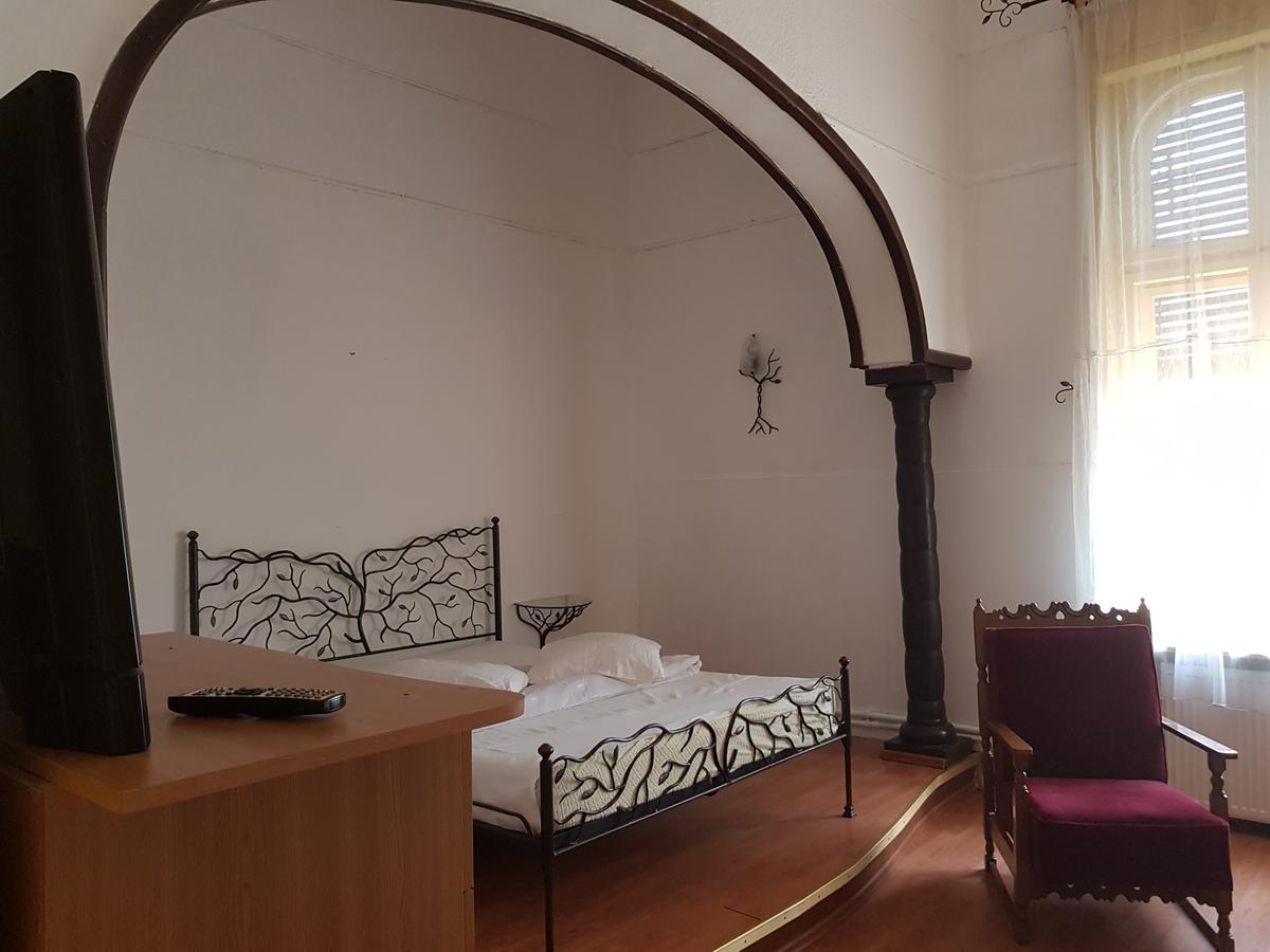 Casa Boiereasca Hostel Craiova Exterior photo
